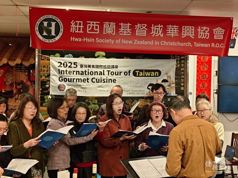 華興合唱團表演