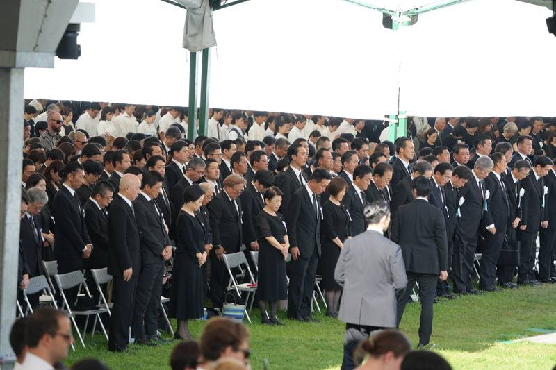 2025年8月6日是「原爆日」80週年紀念日。廣島市和平紀念儀式與會者6日在1945年美國投下原子彈的時間上午8時15分，集體默哀一分鐘。