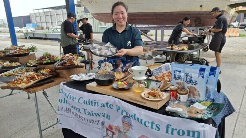 高雄市政府農業局推行「高雄市區域資源整合根留農村計畫」，輔導永安區保寧社區發展協會與興達港漁會攜手研發鱸魚創意料理，日前舉辦發表會。（高雄市農業局提供）