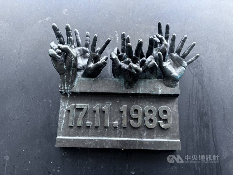 位在捷克布拉格民族大街上的「絲絨革命紀念碑」（Velvet Revolution Memorial），是為了紀念1989年非暴力的革命運動，這場革命以和平方式推翻共產政權，為捷克與斯洛伐克帶來自由和民主。