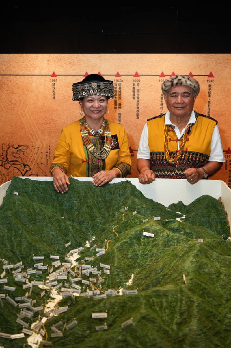 屏東縣來義鄉來義村族人劉雪鳳（左）及其父劉清勇（右），致力找回當地排灣族群老地名，6日在「七十歷來。回義─來義遷村70週年影像特展」透過傳統領域立體地圖展現成果