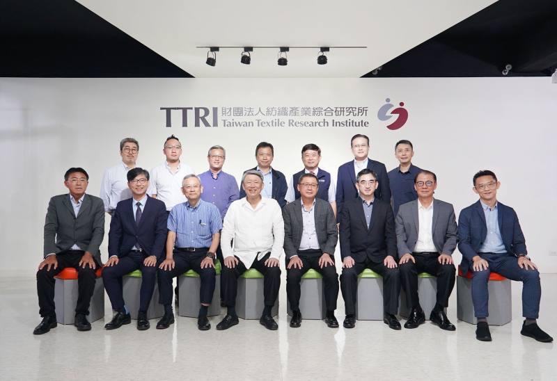 經濟部郭智輝部長8 月 6 日於紡織產業綜合研究所主持紡織業界座談會，與業者互相交流意見，並針對紡織業者關心人才供需及開發新產品等議題提出說明。