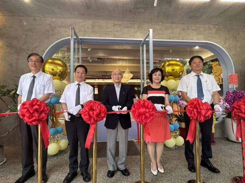「利百代親子形象館」6日在東海大學正式啟用，利百代國際實業董事長門田明輝（中）親自出席，與東海大學校長張國恩（左2）等人共同剪綵。（東海大學提供）