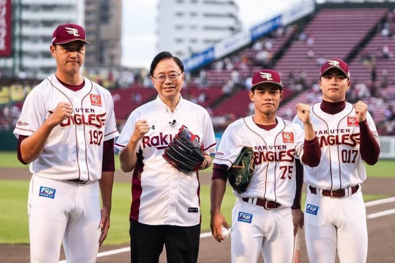 桃園市長張善政（左2）6日受邀至日職東北樂天金鷲棒球隊主場擔任開球嘉賓，也與效力東北樂天金鷲隊的台灣選手蕭齊（左1）、陽柏翔（右2）及王彥程（右1）見面。（桃園市政府提供）