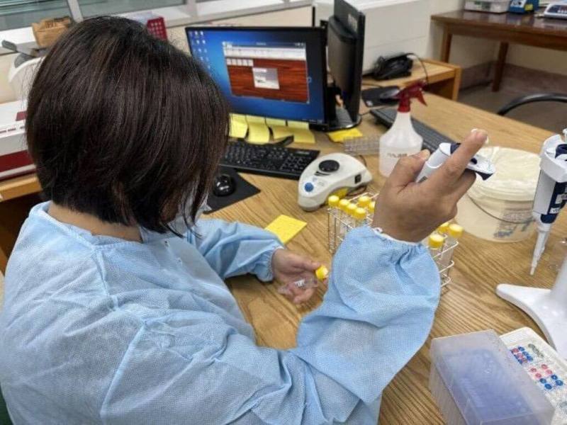 鱟的血液是藍色，一直被製成「鱟試劑」，用來檢測動物用藥細菌內毒素，也引發動物福利與環境保育的關注。為了尋求替代方案，農業部獸醫研究所開發出可取代「鱟試劑」的高科技產品。（獸醫所提供）