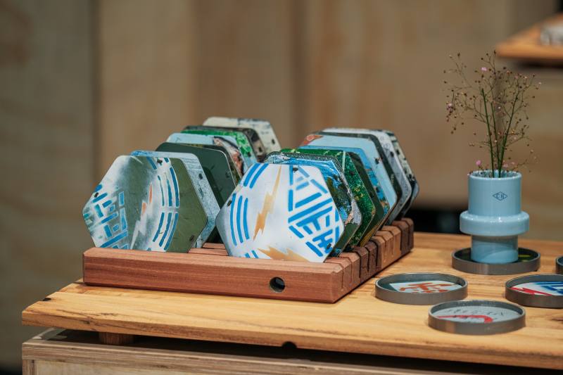 「台電變電箱隔熱墊」近日在Threads上爆紅，因兼具隔熱功能並繪有獨一無二的「身世風景」，舊物新生之美引起網友熱烈迴響。