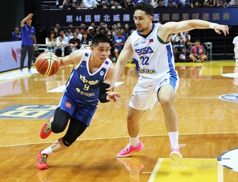 Taiwan basketball star guard Chen Ying-chun (left). CNA file photo