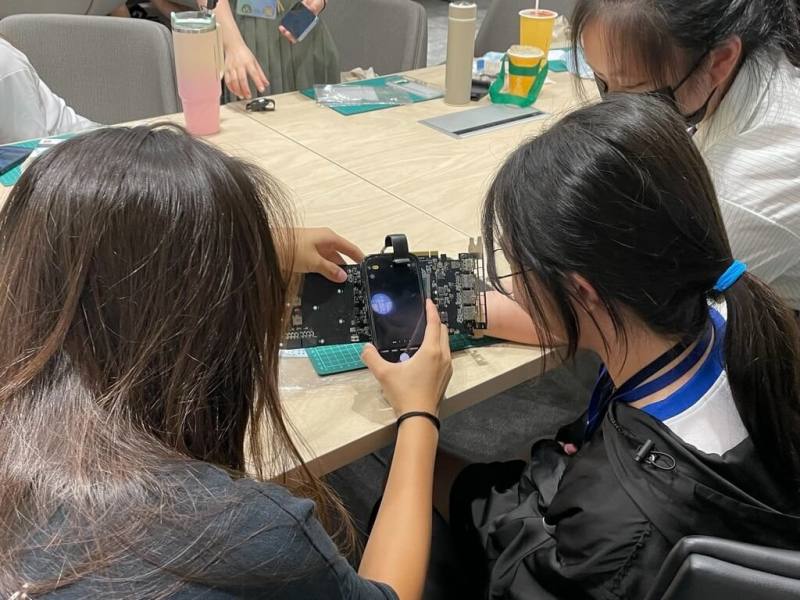 高雄市三民高中與教育局、日月光半導體公司合作，於暑期舉辦「矽智前行」半導體科學挑戰營，課程內容涵蓋半導體IC設計、晶圓製程、封裝測試與系統組裝等關鍵知識。（三民高中提供）