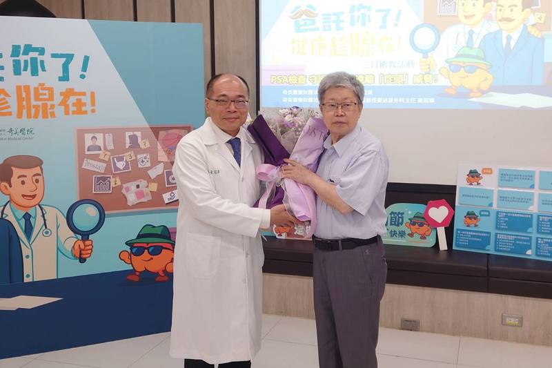 奇美醫院7日至9日在院內舉辦攝護腺癌篩檢衛教活動，7日邀請個案王姓牧師（右）出席分享治療經驗，並由泌尿外科主任黃冠華（左）贈花祝福。