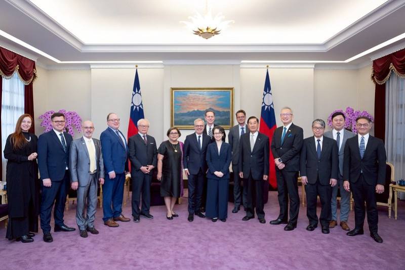 副總統與「凱達格蘭論壇：2025印太安全對話」訪賓一行合影