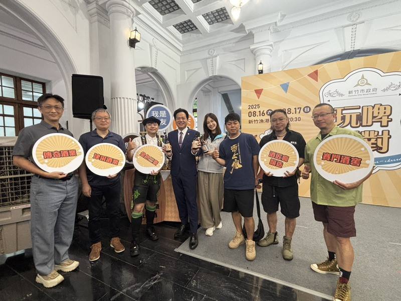 新竹玩啤派對16、17日將在新竹漁港登場，新竹市政府7日舉辦宣傳活動，竹市代理市長邱臣遠（左4）說，除可品嚐在地精釀啤酒外，也安排歌手獻唱，邀請民眾共襄盛舉。（禁止酒駕，飲酒勿開車，飲酒過量，有害健康。）