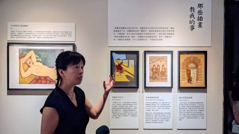 「自由．穿越 陳弘耀」紀念展6日開幕，策展人、漫畫家陳弘耀妻子鄭詠中（圖）導覽介紹陳弘耀作品，包含中文版「海邊的卡夫卡」書封等