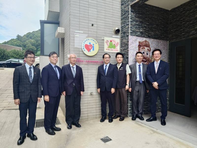 法務部長鄭銘謙（中）6日抵達馬祖，與法務部保護司司長洪信旭（右2）、犯罪被害人保護協會董事長張斗輝（左3）、犯保協會連江分會主任委員陳穆寬（右1）、連江縣副縣長陳冠人（右3）等人，為犯保連江分會新址及馨生保護服務據點揭牌