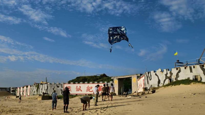日籍藝術家木村崇人作品「和兩座島嶼一同化為雲朵的日子」，攜手馬祖東莒與日本香川縣男木2座小島民眾，以藍晒技法完成寬8公尺，長20公尺的巨大風箏，6日在東莒島上成功施放。（東莒國小提供）