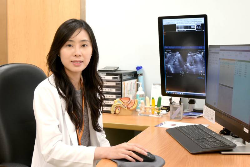 高醫岡山醫院泌尿科主治醫師陳怡璇（圖）收治貧血病患，她表示，此病患送醫時幾近重度貧血，經電腦斷層掃描檢查發現，他的右側腎臟至輸尿管內，有一顆近5公分的大型腫瘤持續出血，診斷為泌尿上皮癌，提醒勿忽視血尿警訊。（高醫岡山醫院提供）