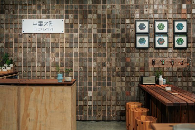 台電文創參與2025文博會，一口氣展出歷年來四大經典作品，並用回收木橫擔打造超吸睛馬賽克展示牆。