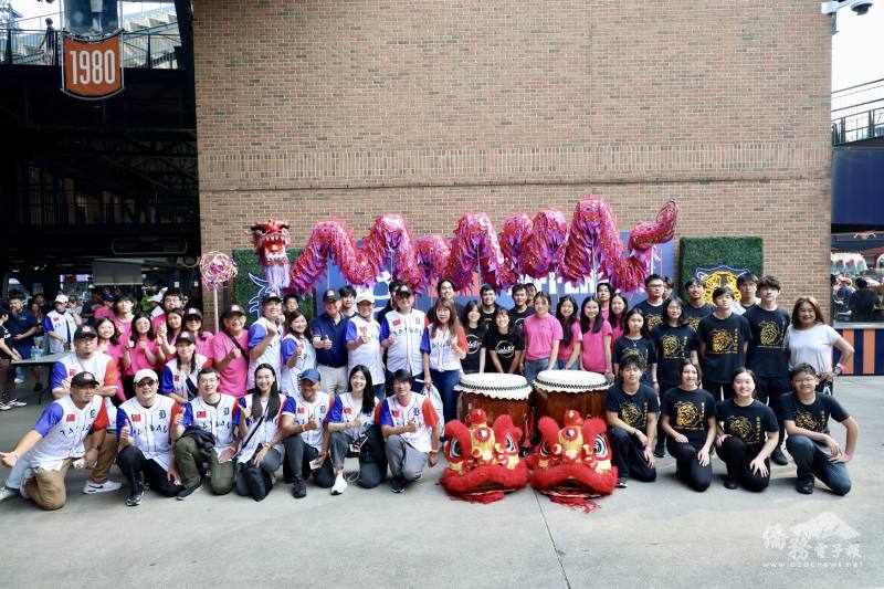 僑領與全體表演團體合影