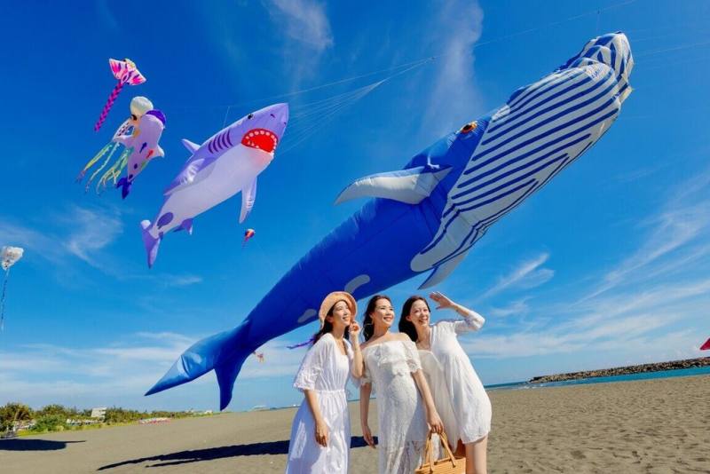 「2025旗津風箏節暨氣墊水樂園」因天候因素影響，原8月2日活動改至8月9日起登場，有各式風箏展演，歡迎大家搭乘渡輪前往。（高雄市觀光局提供）