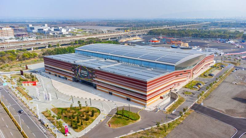 大臺南會展中心是由經濟部與台南市政府合作開發，屋頂設置了大面積太陽能板，充分利用南部日照優勢，減少對傳統能源的依賴，全年發電量可供1318個家庭使用一年。（大臺南會展中心提供）