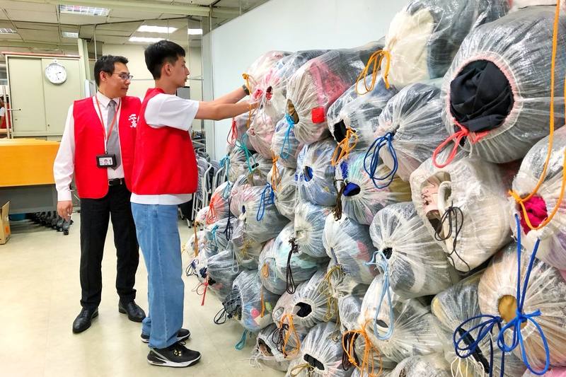 免稅店業者近日與舊鞋救命協會攜手舉辦募集鞋子、衣服及包包活動，邀請民眾整理衣櫃斷捨離響應公益，也幫助非洲人民防範「沙蚤」疾病。