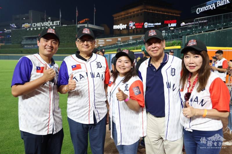 臺灣日發起人夏珮綺（中）、鄒礎繁（左1）、駐芝加哥辦事處處長類延峰（左2）、僑務諮詢委員張正義（右2）、僑務委員盧蔓菁（右1）
