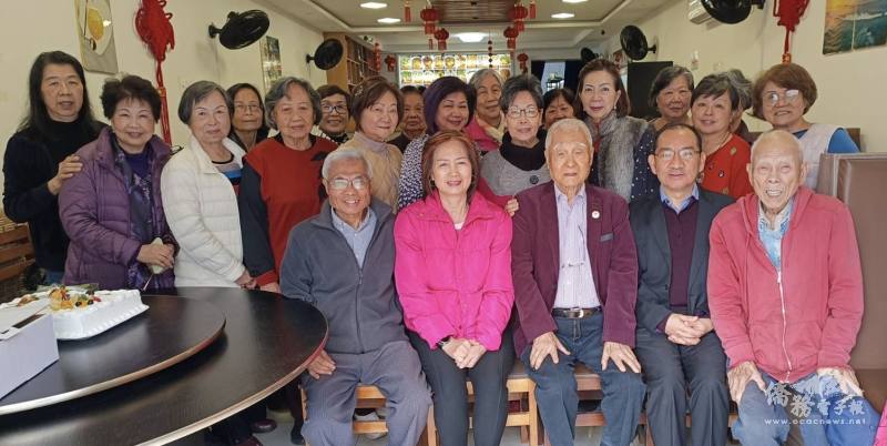 貴賓、老師、志工和學員們大合照