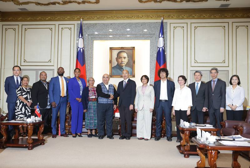 立法院長韓國瑜（右7）7日在立法院接見「友邦駐日內瓦聯合國暨其他國際組織常任代表訪台團」，表達誠摯歡迎。