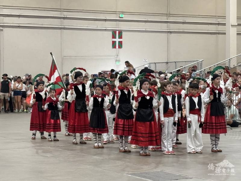 神情嚴肅的小巴斯克舞者