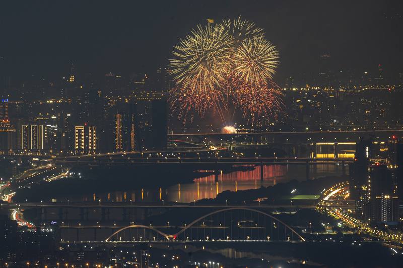 「2025大稻埕夏日節」6日開跑，晚間8時在大稻埕碼頭施放首場300秒「萬紫埕紅」煙火秀，燦爛煙火照亮台北市夜空