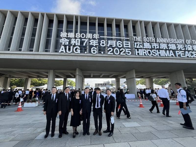 駐日代表李逸洋（右3）6日代表台灣首度出席廣島市和平紀念儀式。他表示，自1947年廣島市首次舉辦儀式以來，台灣今年首次受邀出席，意義重大。（駐日代表處提供）