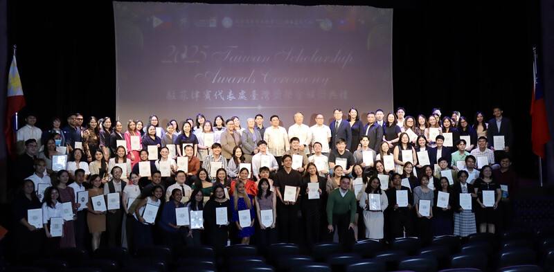駐菲律賓代表處7日頒發台灣獎學金，2025學年受獎學生達135人。圖為駐菲代表周民淦（後排3白衣者中間）及其他貴賓與受獎人合影。