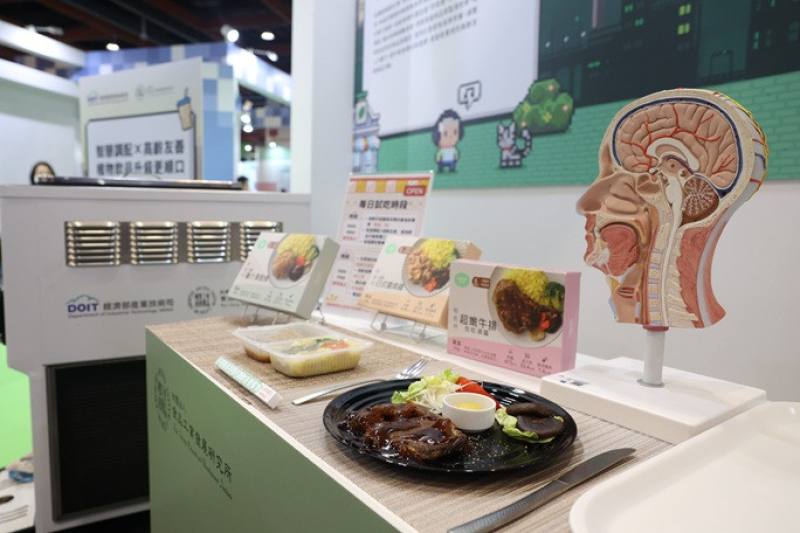 食品所研發的「好咀嚼易吞嚥高齡友善餐食」，以專利製程軟化肉類、菇類等食材，保留食物原貌同時提升適口性。