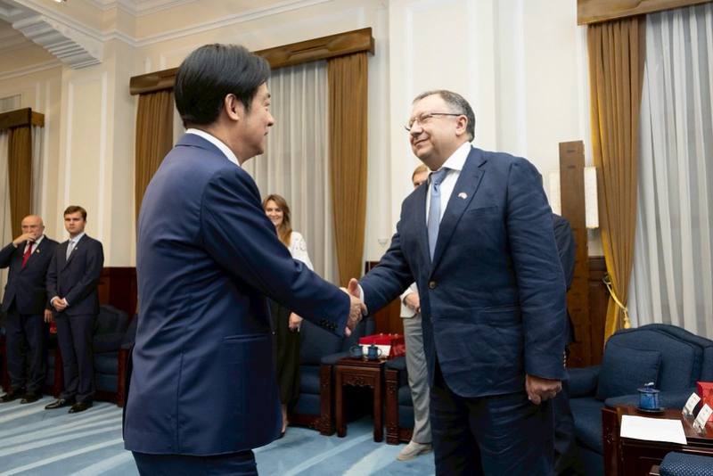President Lai Ching-te shakes hands with People's Deputy Mykola Kniazhytskyi.