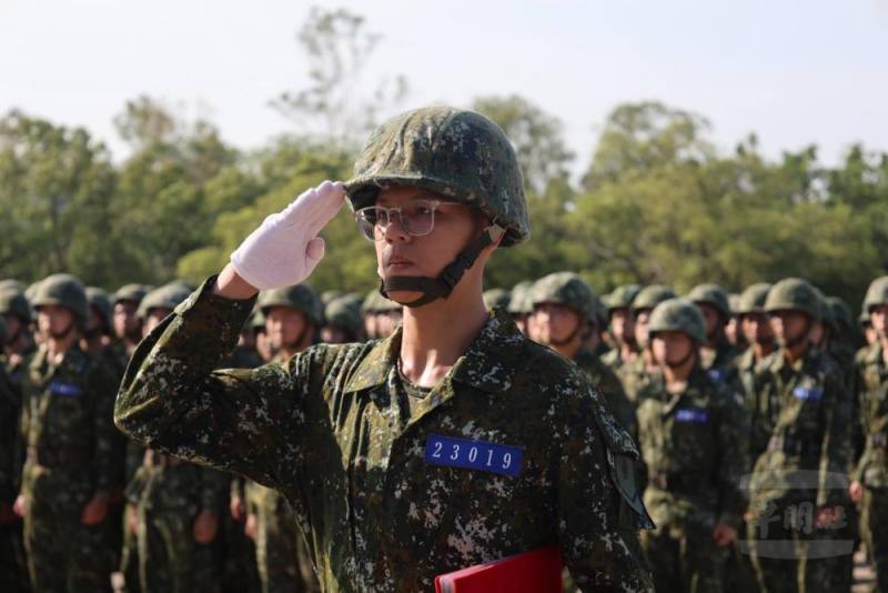 陸軍步兵203旅日前舉行開訓暨授槍典禮。（陸軍第八軍團提供）