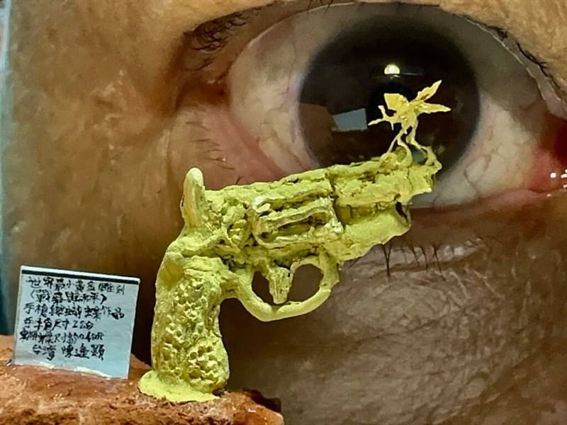 The Taiwanese miniature sculptor Chen Forng-shean's artwork "War and Peace". Photo courtesy of Chen Forng-shean Aug. 8, 2025