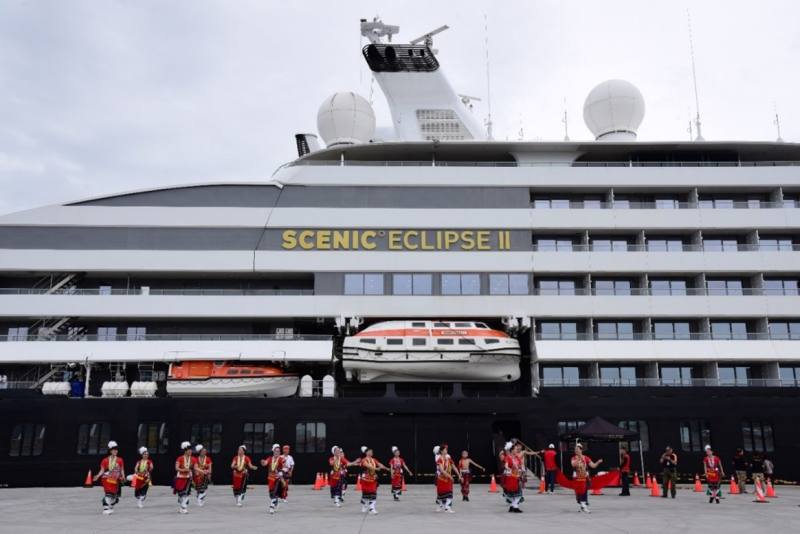 Welcome dance staged to celebrate the arrival in Hualien of the Scenic Eclipse II