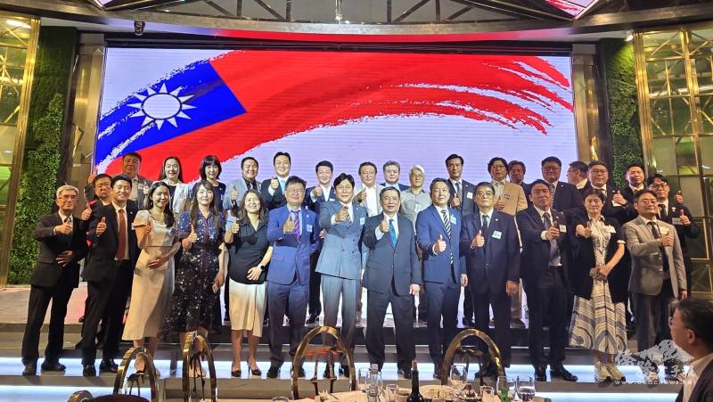 新任駐韓國代表處代表丘高偉與漢城華僑協會團隊合影