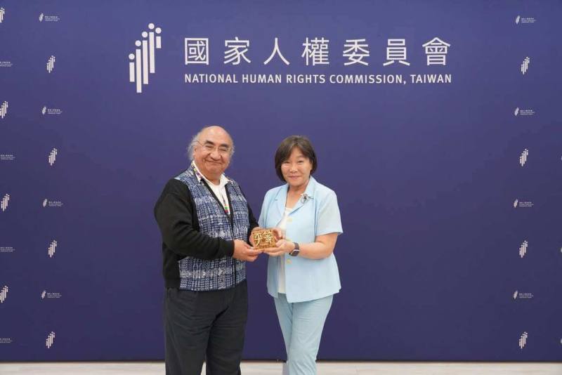 監察院8日透過新聞稿指出，「友邦駐日內瓦聯合國常任代表訪團」7日訪台，國家人權委員會副主委紀惠容（右）致贈團長卡利（左）「平等」琉璃檯座，象徵台灣對於推動「平等與人權」的努力與實踐。（監察院提供）