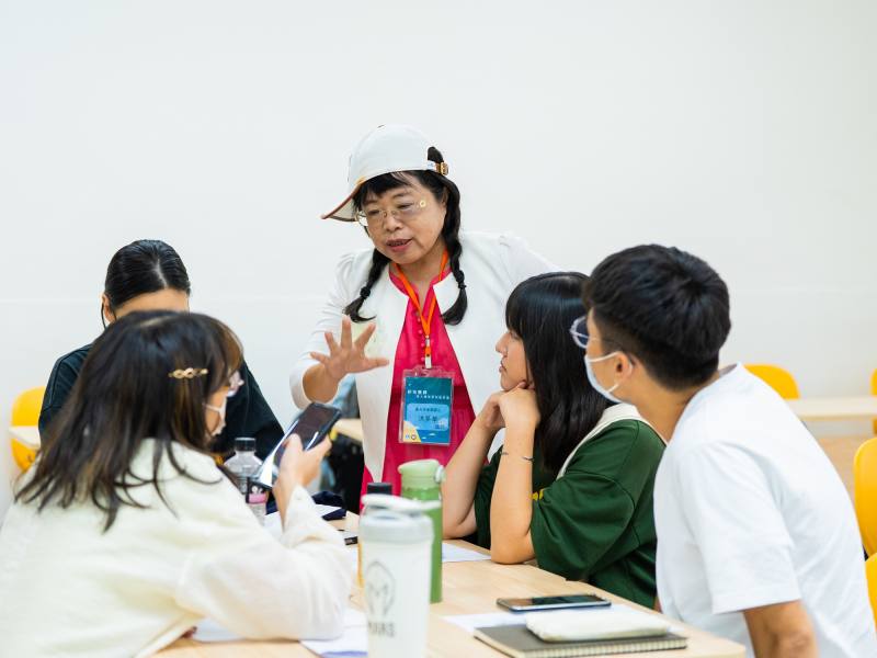 洪夢華講師與初任教師攜手共學