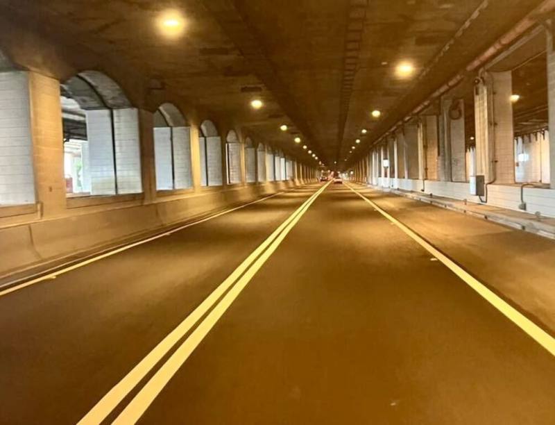 新竹縣政府8日表示，一輛曳引車日前行駛鳳鼻尾隧道北上62.1公里處時，因變換車道失控撞護欄及梁柱，釀1死1傷。縣府及公路局北區養護工程分局等單位日前會勘，決定隧道內禁止變換車道，南北雙向均劃設雙白實線。（公路局新竹工務段提供）