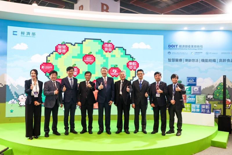 高齡健康產業博覽會經濟部產業技術司開幕典禮，邀請各界貴賓共同參與。左起為：金屬中心劉嘉茹董事長、工研院院長劉文雄、經濟部產發署署長邱求慧、生策會會長翁啟惠、經濟部部長郭智輝、總統府資政暨高齡健康博覽會召集人沈榮津、經濟部技術司司長郭肇中、紡織所所長李貴琪、台灣口腔照護協會理事長邱耀章。