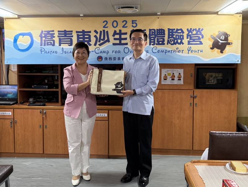 僑務委員會徐佳青委員長(左)致贈紀念品予海洋委員會，感謝協助本次體驗營活動，由張忠龍常務副主任委員兼海巡署長(右)代表受領