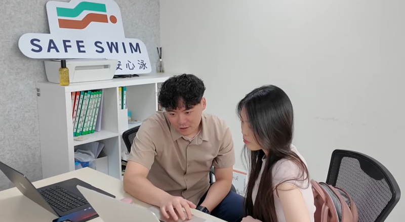 富據智能科技股份有限公司，開發系統「安心泳」（Safe Swim），能以AI影像辨識技術，研判泳客溺水風險並發出警示，協助救生員掌握救援先機(截圖自中央社影音新聞)