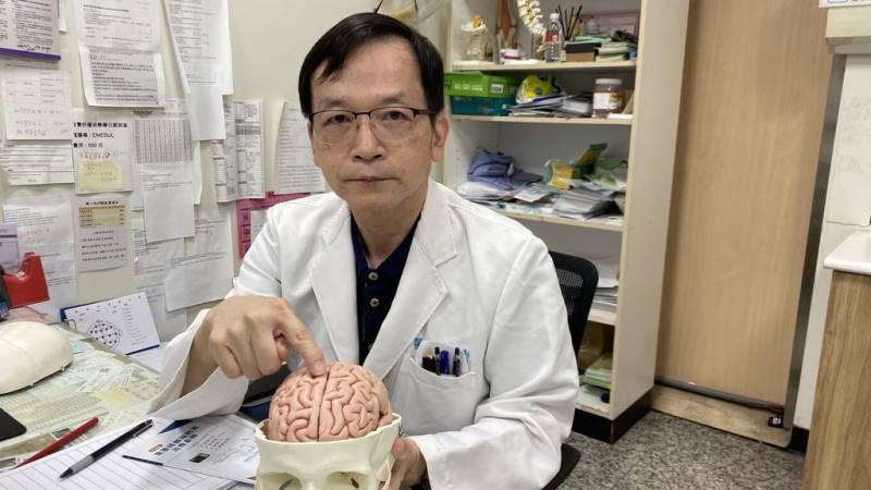 員榮醫院神經內科主任葉宗勳（圖）8日分享個案，指70歲老翁雙腳逐漸沒力、無法行走，經檢測糖化血色素等才發現罹患糖尿病導致神經病變，隨後安排患者接受重複性經顱磁刺激術等治療，目前老翁已能走路。（員榮醫院提供）