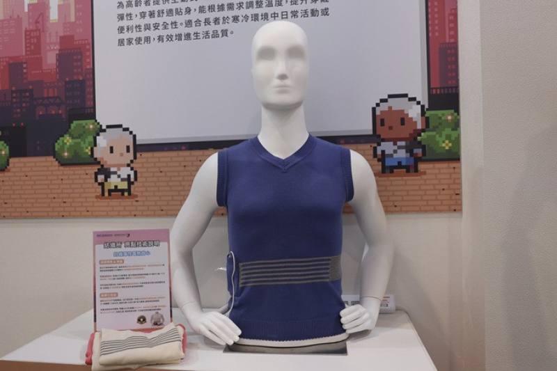 紡織所研發的「針織彈性電熱背心」，兼具輕量、溫控與彈性設計，貼身舒適又能自由調節溫度。