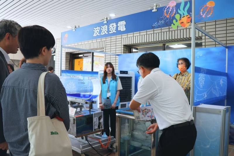 「2025年海洋教育嘉年華巡迴展」台中場7日在國立自然科學博物館登場，深入介紹台灣在海洋保育、科技創新與資源永續方面的努力，展期至17日止。（科博館提供）