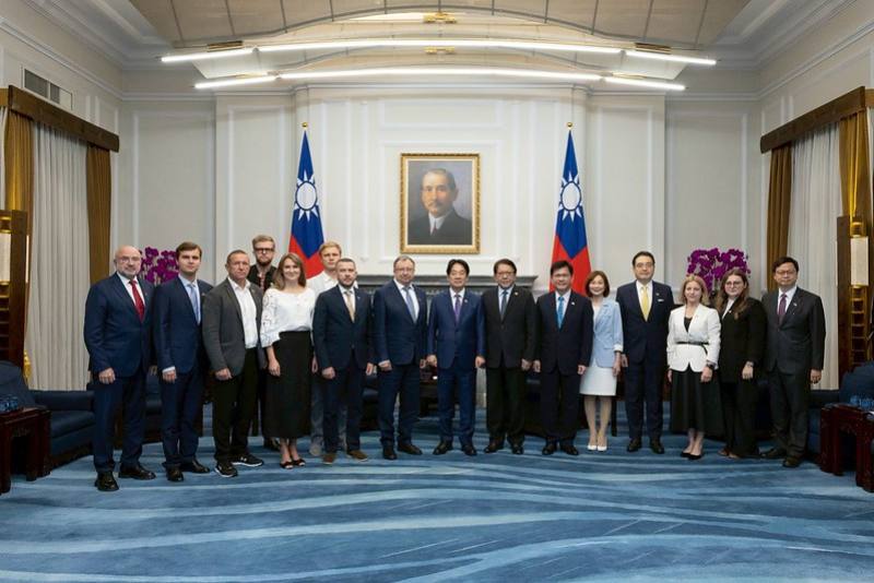 President Lai poses for a photo with a cross-party delegation from the Verkhovna Rada of Ukraine.