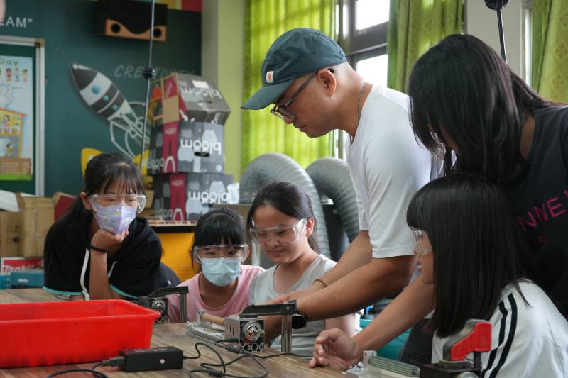 木工藝師指導孩子運用廢木創作，實踐循環再生理念。