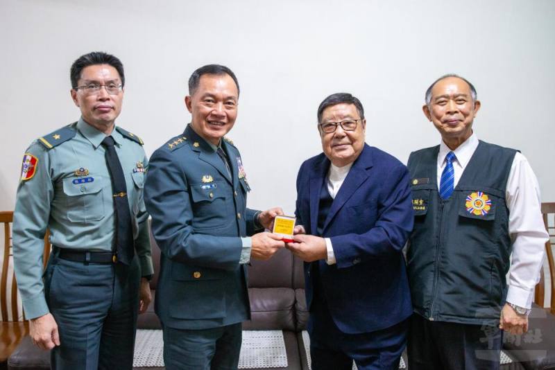 鍾樹明副部長7日頒贈前陸軍上校樊定永先進「紀念二戰暨抗戰勝利80週年紀念徽章」。（軍聞社記者王進福攝）