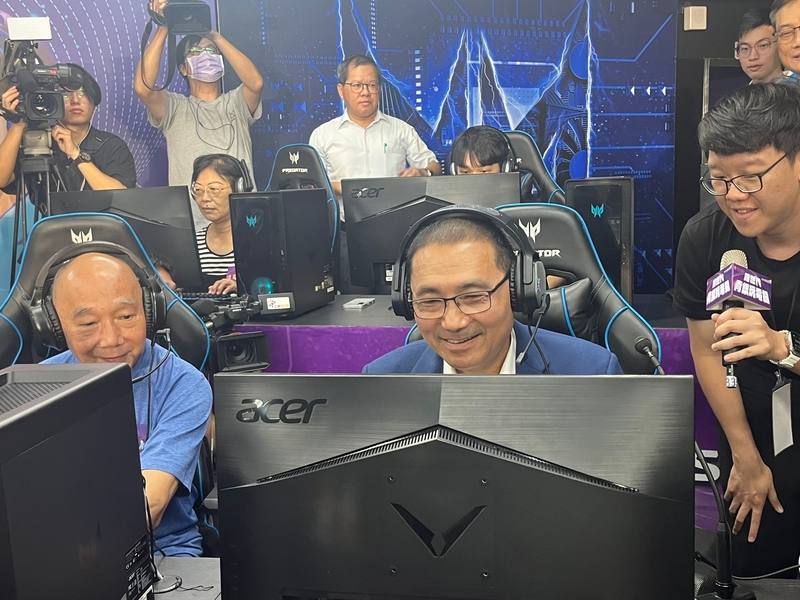 新北市政府8日在新北電競基地舉辦「跨世代一起玩，快樂不中斷」青銀電競活動，新北市長侯友宜（前中）與長輩、青年共組戰隊，跨世代一起體驗「G9：特攻聯盟」等電競遊戲